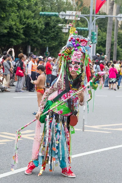 Costumed revelers march with floats in the annual Dream Parade o — Stock fotografie