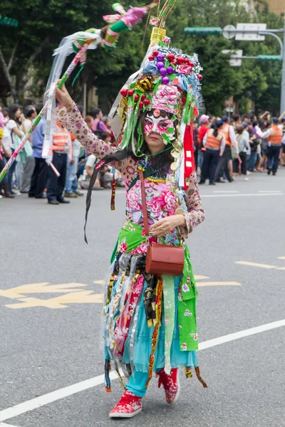 Os foliões fantasiados marcham com carros alegóricos no Desfile Anual dos Sonhos — Fotografia de Stock