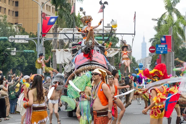 Costumed revelers march with floats in the annual Dream Parade o — Stock Photo, Image