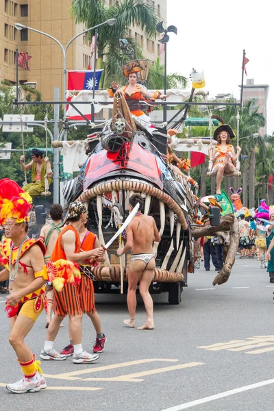 Os foliões fantasiados marcham com carros alegóricos no Desfile Anual dos Sonhos — Fotografia de Stock