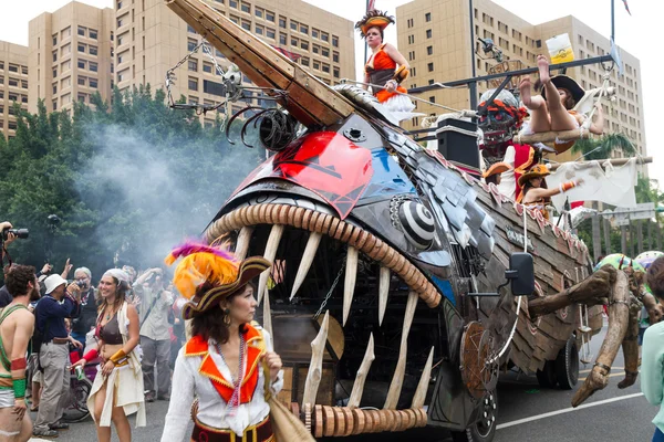 Los juerguistas disfrazados marchan con carrozas en el Desfile anual del Sueño o — Foto de Stock