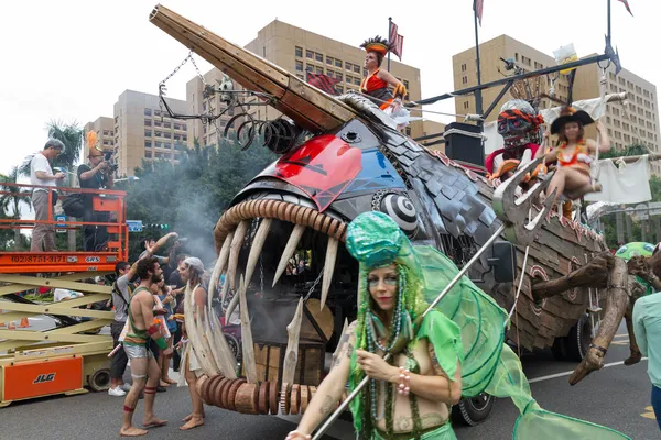 Os foliões fantasiados marcham com carros alegóricos no Desfile Anual dos Sonhos — Fotografia de Stock