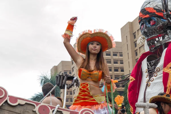 Costumed revelers march with floats in the annual Dream Parade o — Stock Photo, Image