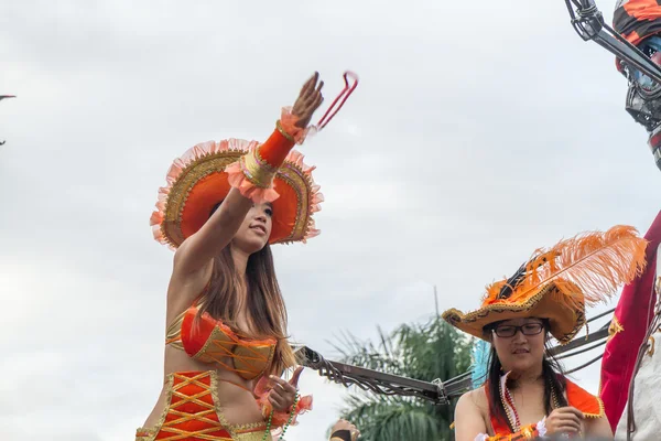 Os foliões fantasiados marcham com carros alegóricos no Desfile Anual dos Sonhos — Fotografia de Stock