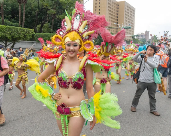 Costumed revelers march with floats in the annual Dream Parade o — Stock Photo, Image