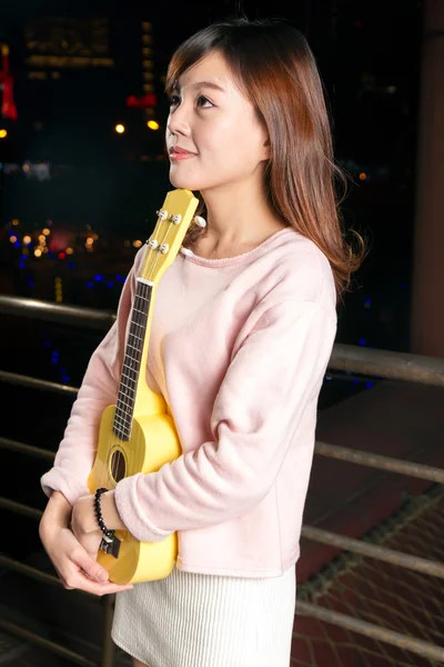 Bella donna asiatica con ukelele — Foto Stock