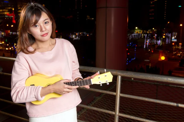 Bella donna asiatica con ukelele — Foto Stock