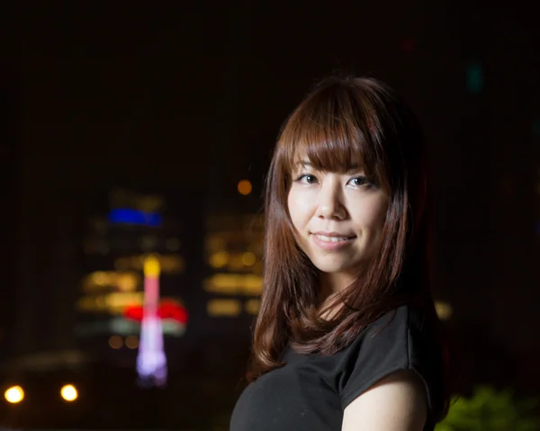 그녀의 뒤에 빛 도시와 예쁜 아시아 여자 — 스톡 사진