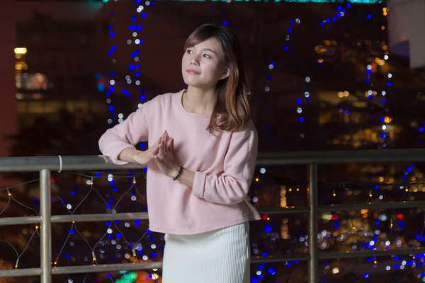 Hermosa mujer asiática con luces en el fondo — Foto de Stock