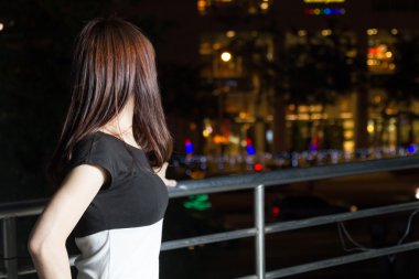 parlak ışıklar ile alışveriş merkezinin önünde çekici Asyalı kadın