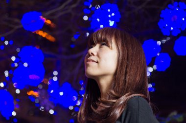bella donna asiatica con luci blu sfondo