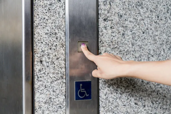 Mooie Aziatische vrouw permanent door Lift — Stockfoto