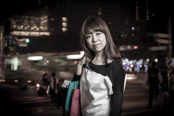 Atractiva mujer asiática de compras en la ciudad — Foto de Stock