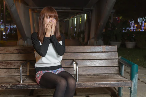 Triste asiático mujer en un parque banco — Foto de Stock