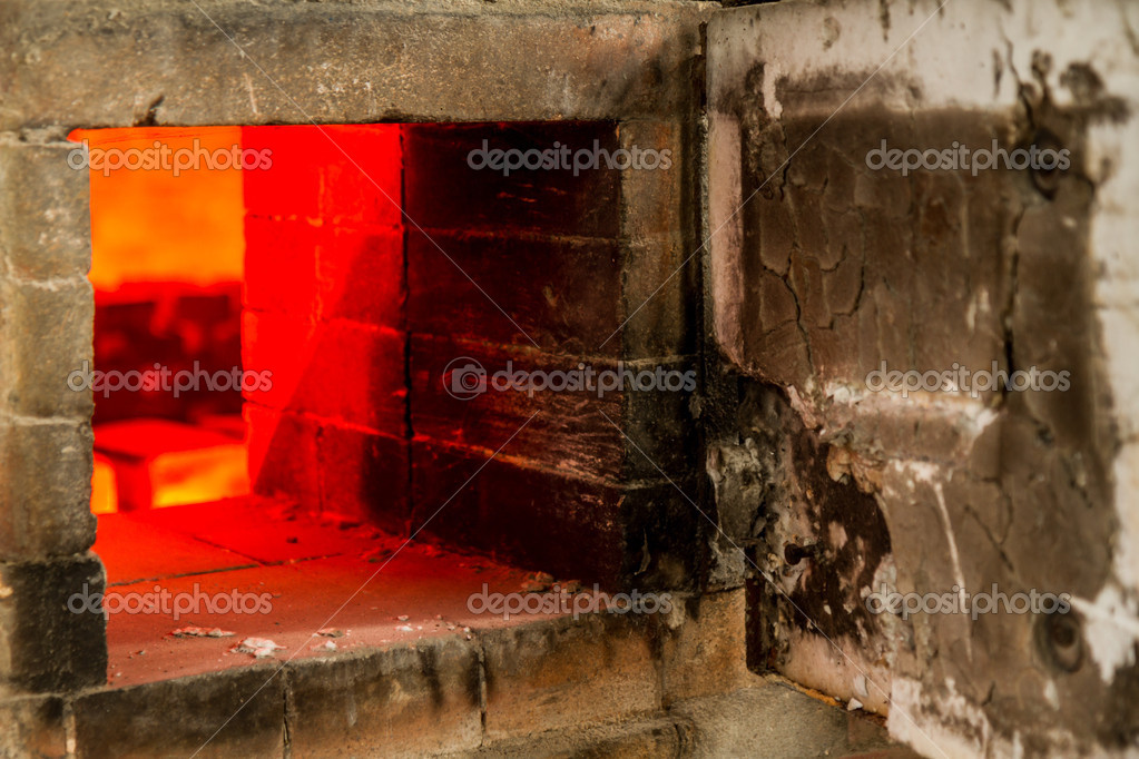 Old Pottery Kiln Firing — Stock Photo © imagesbykenny 40090709