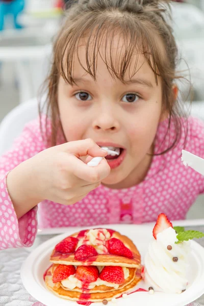 Unga gril äta läckra jordgubbar svammel och glass — Stockfoto