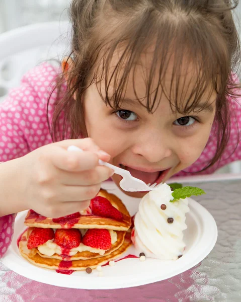 Молодой гриль ест вкусные клубничные вафли и мороженое — стоковое фото