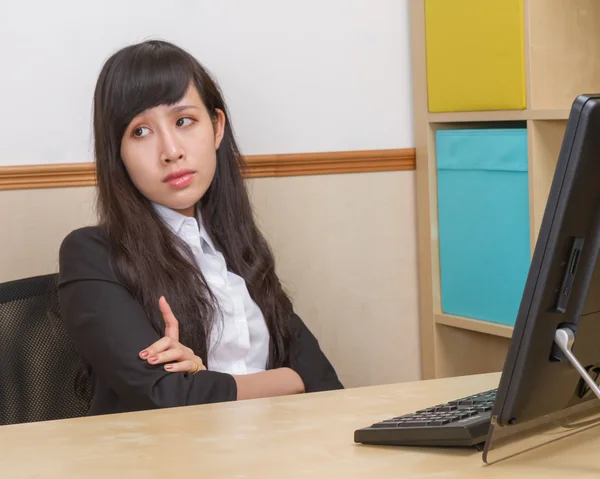 Chinese businesswoman looking flustered — Stock Photo, Image