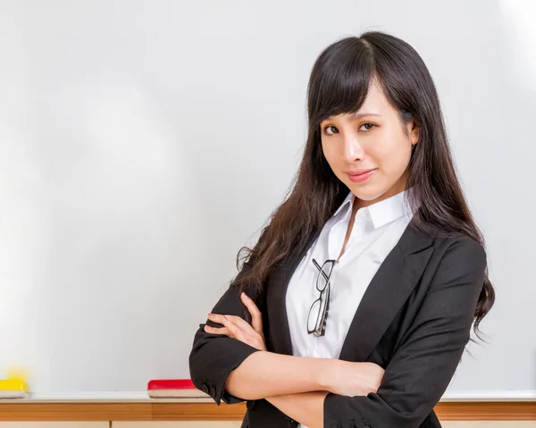 Asiatischer Lehrer vor Whiteboard lächelnd — Stockfoto