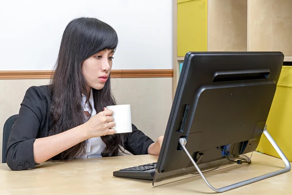 Portrait of Asian secretary sitting at desk — Stock Photo, Image