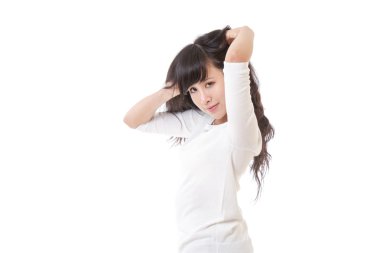 Çinli kadın, saç elinde