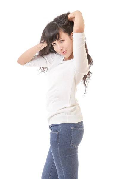 Čínská žena s rukama ve vlasech — Stock fotografie