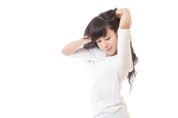 Donna cinese con le mani nei capelli — Foto Stock