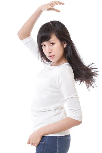 Çinli kadın model beyaz bir arka plana dayanır — Stok fotoğraf