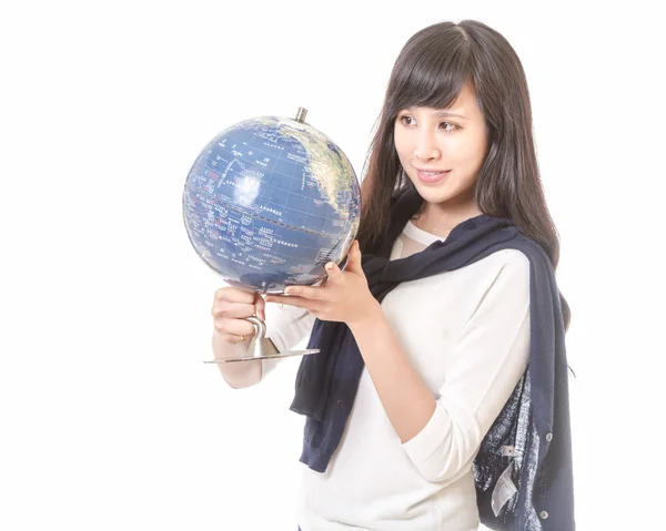 Asiatin blickt auf Globus — Stockfoto