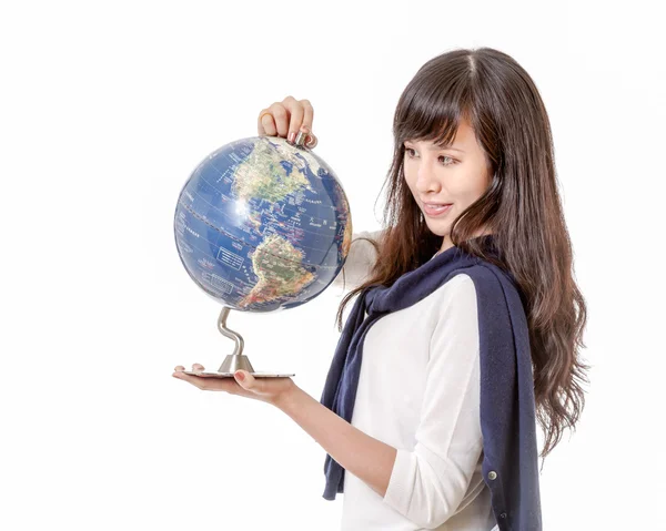 Mujer asiática mirando el globo — Foto de Stock