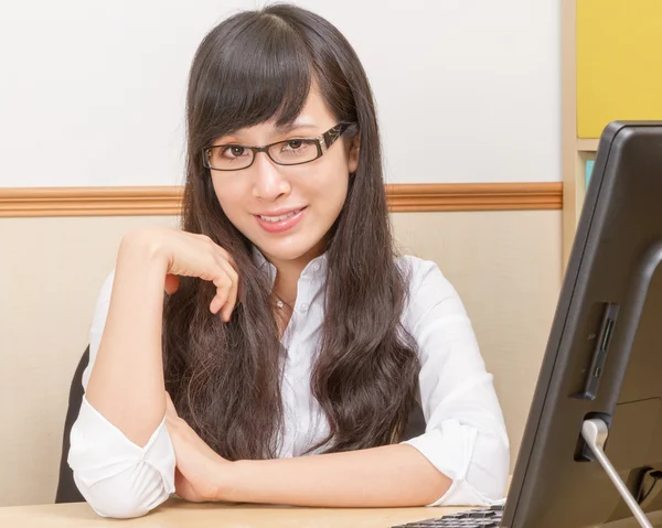 Mujer china en el escritorio mirando feliz — Foto de Stock