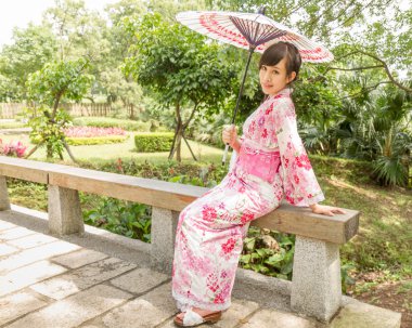 Asyalı Japon tarzı bahçede oturan