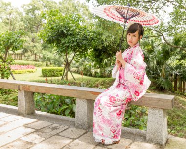 Asyalı Japon tarzı Bahçe içinde yukata giymiş