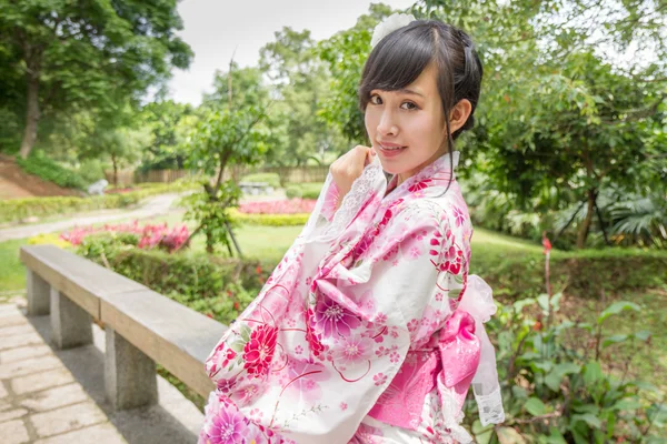 Mujer asiática vistiendo una yukata en jardín de estilo japonés — Foto de Stock