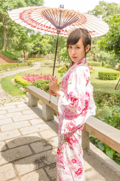 일본 스타일 g에서 우산을 들고 한 유카 타에서 아시아 여자 — 스톡 사진