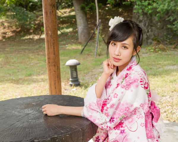 Asyalı kadın bir kimono giyen Japon bahçesi — Stok fotoğraf