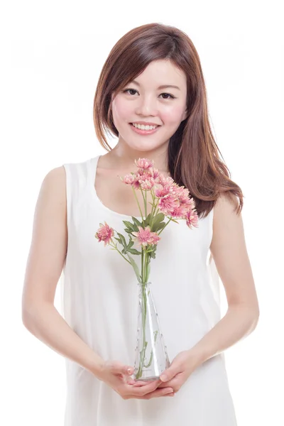 Asiatisk kvinna med blommor i en vas — Stockfoto