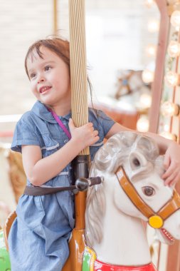 Kız bir atlıkarınca açık