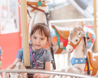 Kız bir atlıkarınca açık