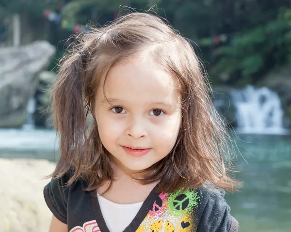 Young girl in front of waterfall — Stock Photo, Image