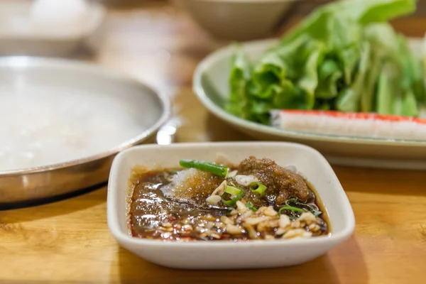 Köstliche chinesische Gewürze und Hotpot auf dem Tisch. — Stockfoto