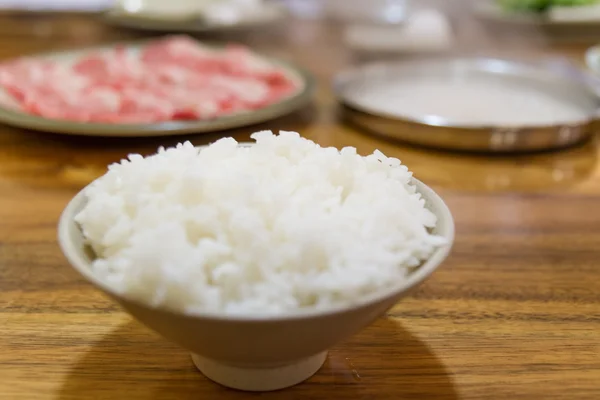Миска рису в гарячому горщику ресторану — стокове фото