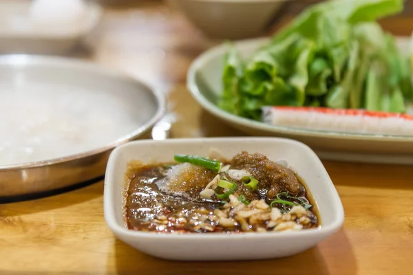 Läckra kinesiska kryddor och köttgryta på bordet. Stockbild