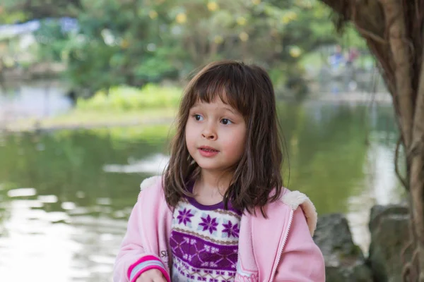 Little girl next to a lake — Stock Photo, Image