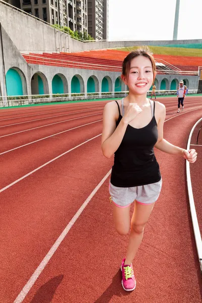 Mujer china corriendo en la pista —  Fotos de Stock