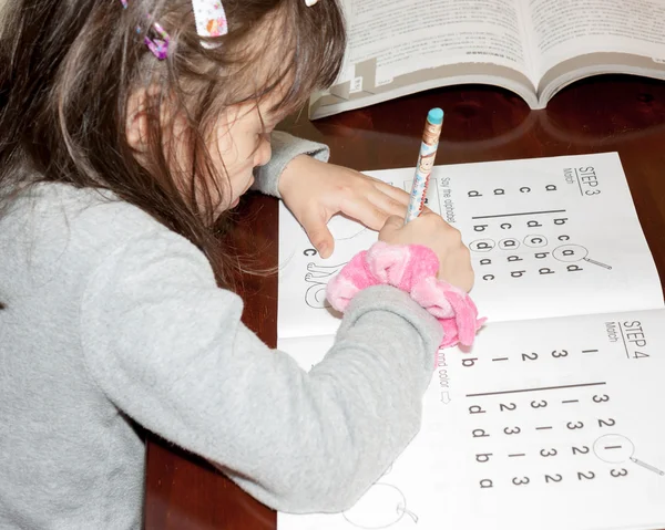 Meisje doet huiswerk — Stockfoto