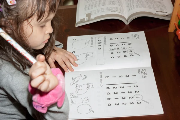 Meisje doet huiswerk — Stockfoto