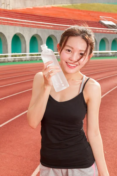 Femme chinoise boire de l'eau après le jogging — Photo