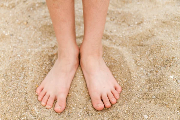 Bosé nohy dítěte v písku — Stock fotografie