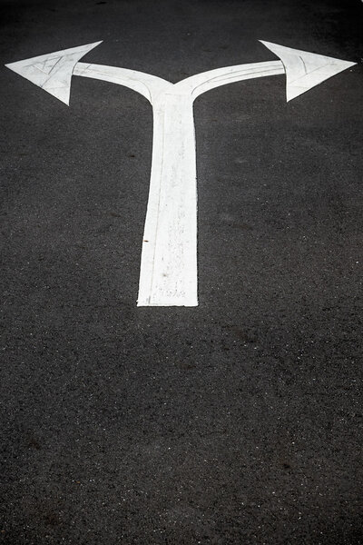 Стрелка на дороге, указывающая в двух направлениях
